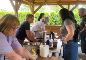 Kącik gastronomiczny w przedszkolnej altanie.