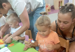 Mamusie chętnie pomagają w pracy.