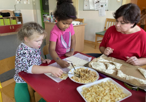 dzieci robią ciastka z jabłek