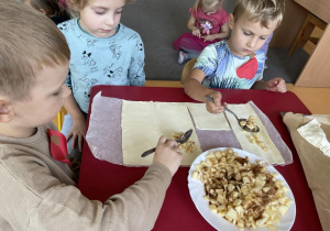 dzieci robią ciastka z jabłek