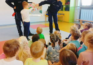 Chłopiec wskazuje element na planszy.