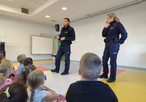 Pan Policjant opowiada o zasadach poruszania się po drodze