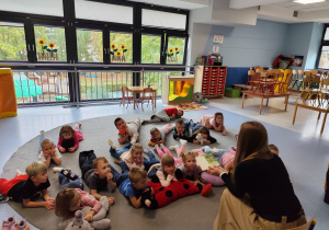 Dzieci z zaciekawieniem słuchają bajki