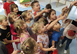 aktywny udział dzieci w czytaniu książki