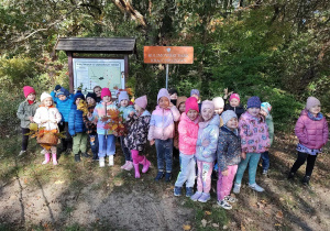 Dzieci pozują przy wejściu do lasu