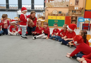 Zabawy ze sznurkiem : przeciąganie prezentów na sznurku