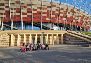 Zdjęcie grupowe na tle Stadionu Narodowego