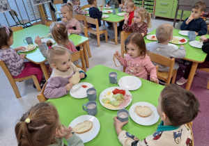 Sarenki w czasie posiłku.