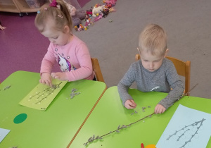 Oskar i Emilka skupieni na pracy.