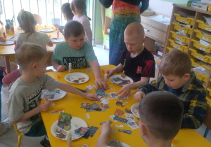 dzieci przy stolikach
