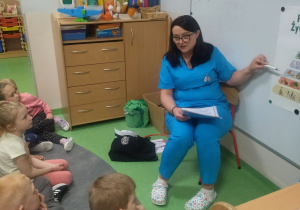 pielęgniarka prezentuje piramidę żywieniową