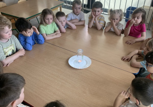 Jak ugasić świeczkę bez dmuchania?