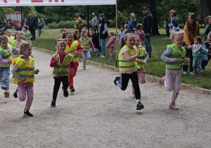 dziewczynki biegną do mety