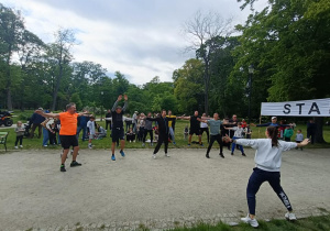 rozgrzewka przed biegiem- tatusiowie