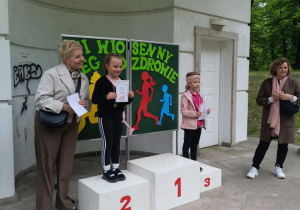 dziewczynki na podium -Lila