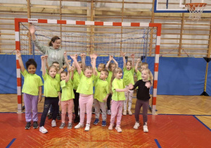 wspólne zdjęcie z pucharem