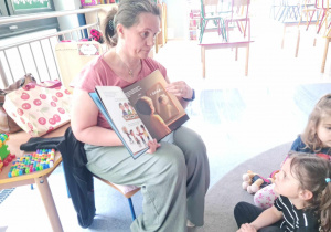Mama M. podczas czytania książki