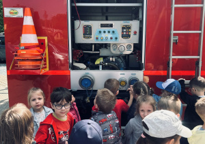 Miśki oglądają wyposażenie wozu