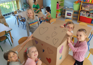 Wspólne ozdabianie kartonów przez Biedronki