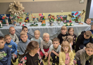Liski na tle prac plastycznych