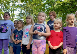 dziewczynki recytują wiersz