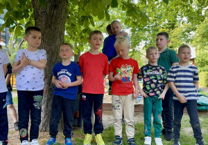 chłopaki recytują wiersz