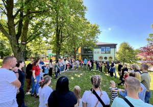 rodzice i dzieci w kręgu