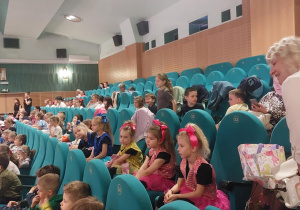oczekiwanie na swoją kolej podczas występu