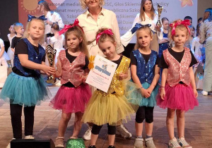 pamiątkowe zdjęcie z turnieju tańca
