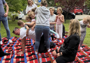 wieża z dzieci i rozdziców