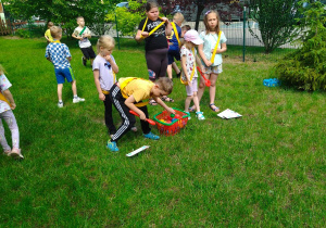 slalom z piłeczkami