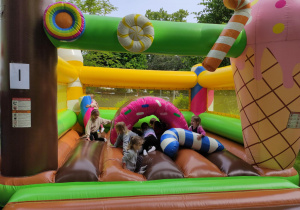 "Wilczki" na dmuchańcach z okazji Dnia Dziecka