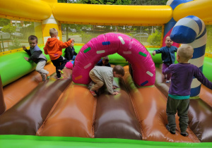"Wilczki" na dmuchańcach z okazji Dnia Dziecka
