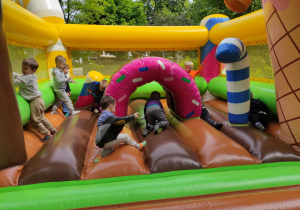 "Wilczki" na dmuchańcach z okazji Dnia Dziecka