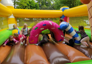 "Wilczki" na dmuchańcach z okazji Dnia Dziecka