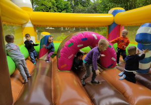 "Wilczki" na dmuchańcach z okazji Dnia Dziecka