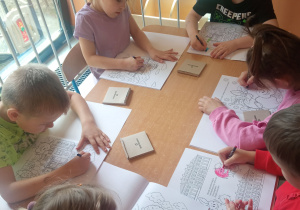 Dzieci otrzymały prezenty od władz Miasta Skierniewice - książeczki i kredki