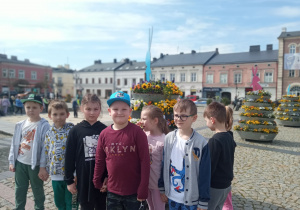 Dzieci spacerują w okolicy Ratusza