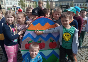 Dzieci z wielkanocną pisanką