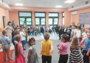 Dzieci przygotowują się do występu dla rodziców