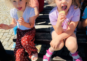 Dziewczynki jedzą lody