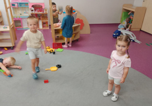 dzieci na dywanie