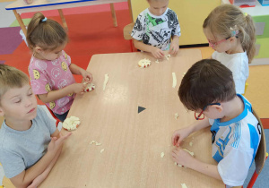 Biedronki w skupieniu pracują nad zdrową przekąską