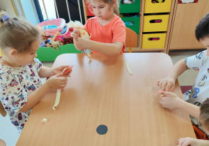 Biedronki w skupieniu pracują nad zdrową przekąską
