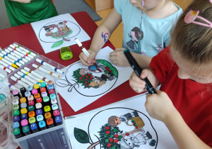 Dzieci kolorują obrazek jabłka