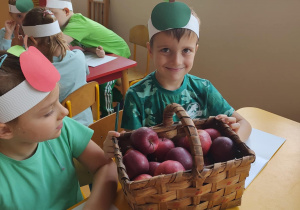 Maks prezentuje przyniesione przez siebie jabłka