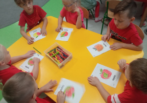 Dzieci kolorują ilustracje