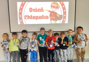 Chłopcy podczas pamiątkowego zdjęcia