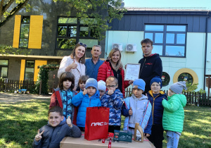 Pracownicy Firmy NAC i dzieci z grupy Miśki