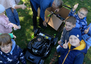 Rozpakowujemy kosiarkę